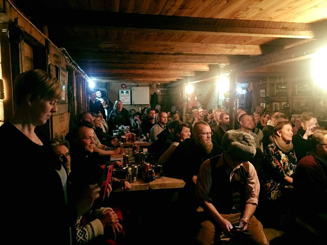Gestir sitja inni í Beituskúrnum á kvöldskemmtun