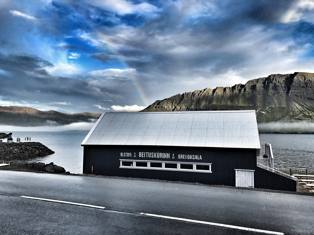 Beituskúrinn við fjörðinn undir svipmiklum skýjum og fjöllum
